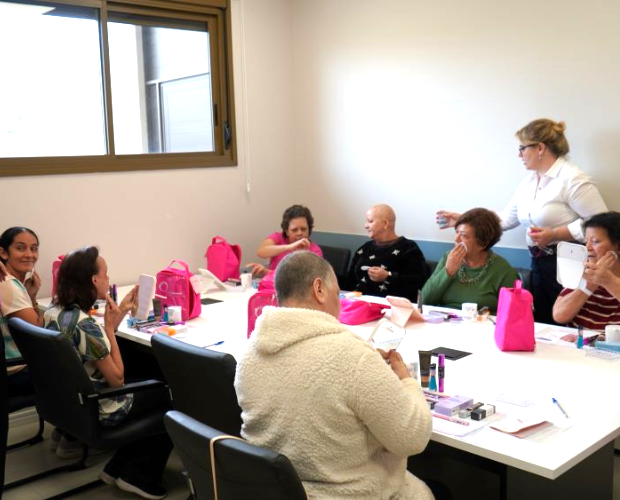 Pacientes do Hospital Oncolgico Samuel Libnio participam de oficinas de automaquiagem